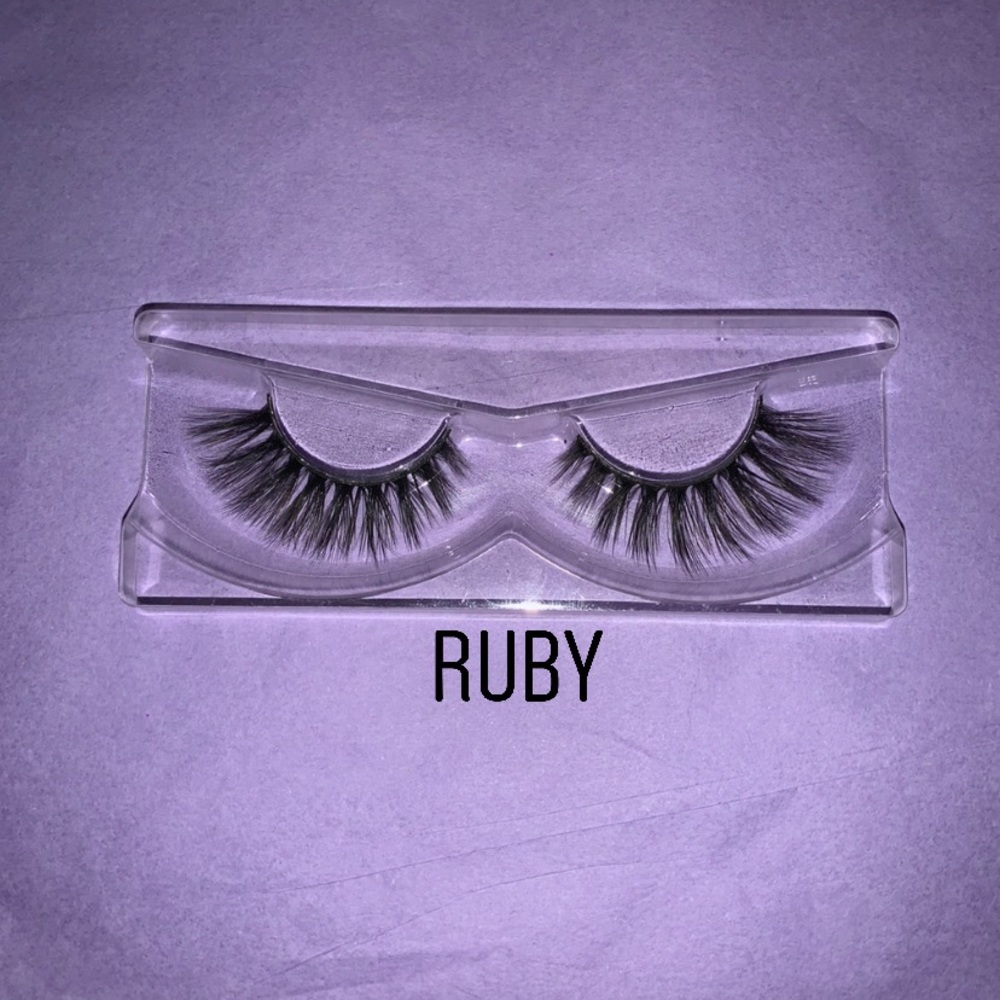 False Eyelashes (Ruby)